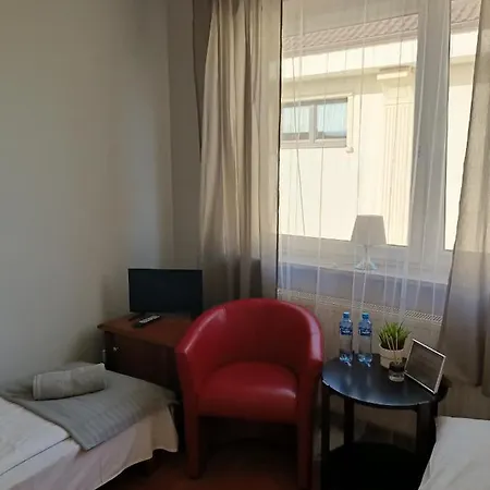 Pod Swierkiem Hostel Swarzedz