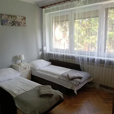 Pod świerkiem Hostel *