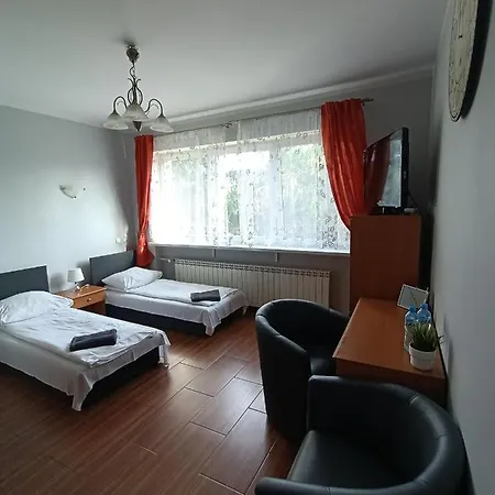 Pod świerkiem Hostel *