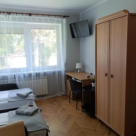 Pod świerkiem Hostel *