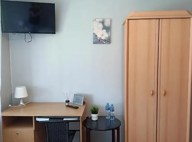 Pod Swierkiem Hostel Swarzędz